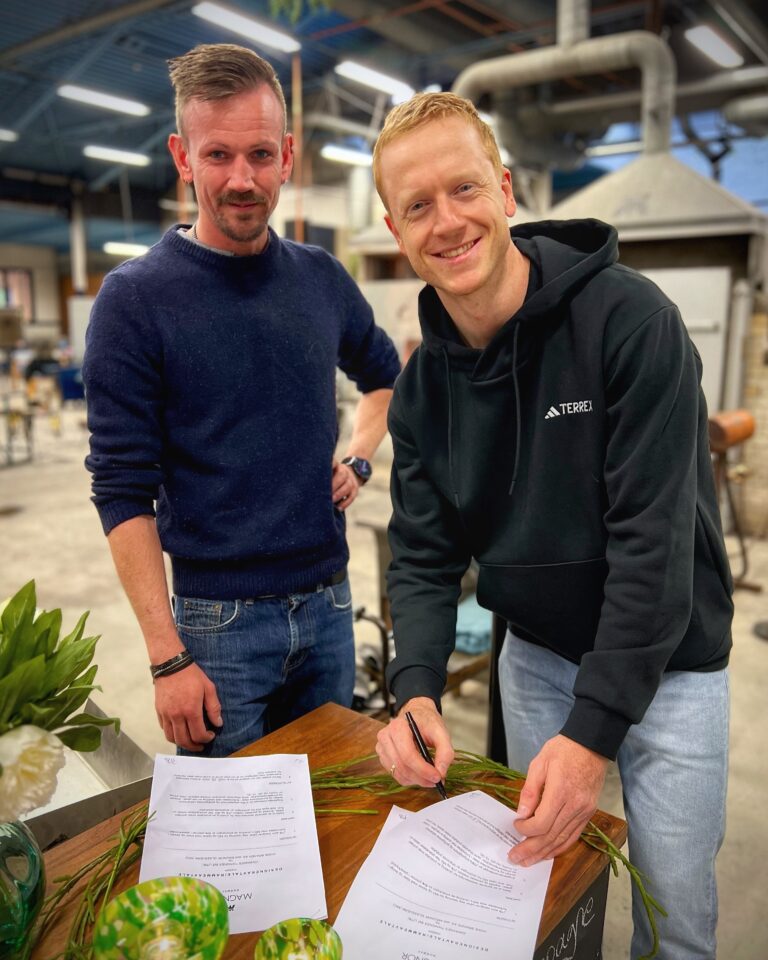 Fred Lund, driftsleder ved Magnor Glassverk og Johannes Thingnes Bø inngår samarbeid om ny premiekolleksjon.