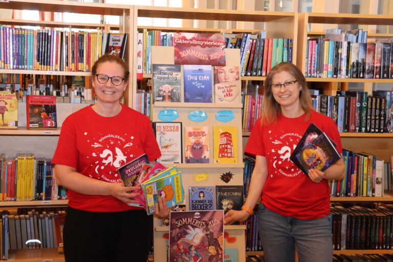 Ingunn Espeland og Ieva Juceviciute-Ruse, bibliotekarer ved Tyrielden Eidskog bibliotek, har alt klart til årets 