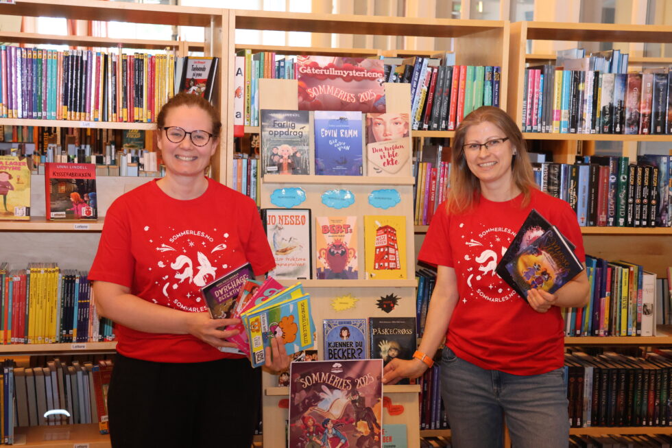 Ingunn Espeland og Ieva Juceviciute-Ruse, bibliotekarer ved Tyrielden Eidskog bibliotek, har alt klart til årets "Sommerles-kampanje..