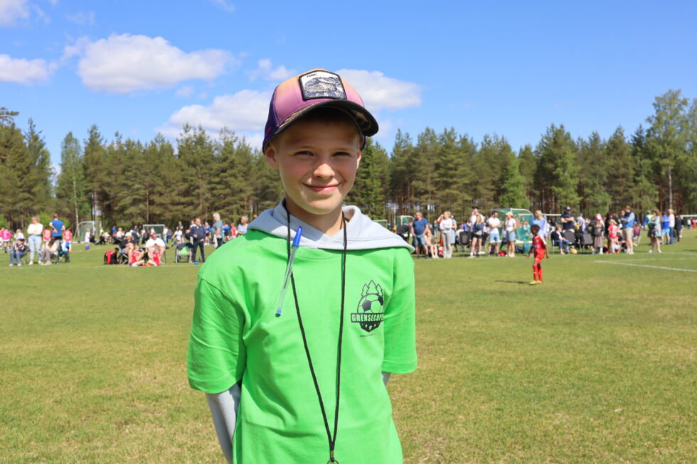 Kaspian Smeby-Ryen har ikke fylt 12 år enda, men er likevel aktiv som fotballdommer. I helgen tok han utfordringen om å dømme kamper i Grensecupen på strak arm.