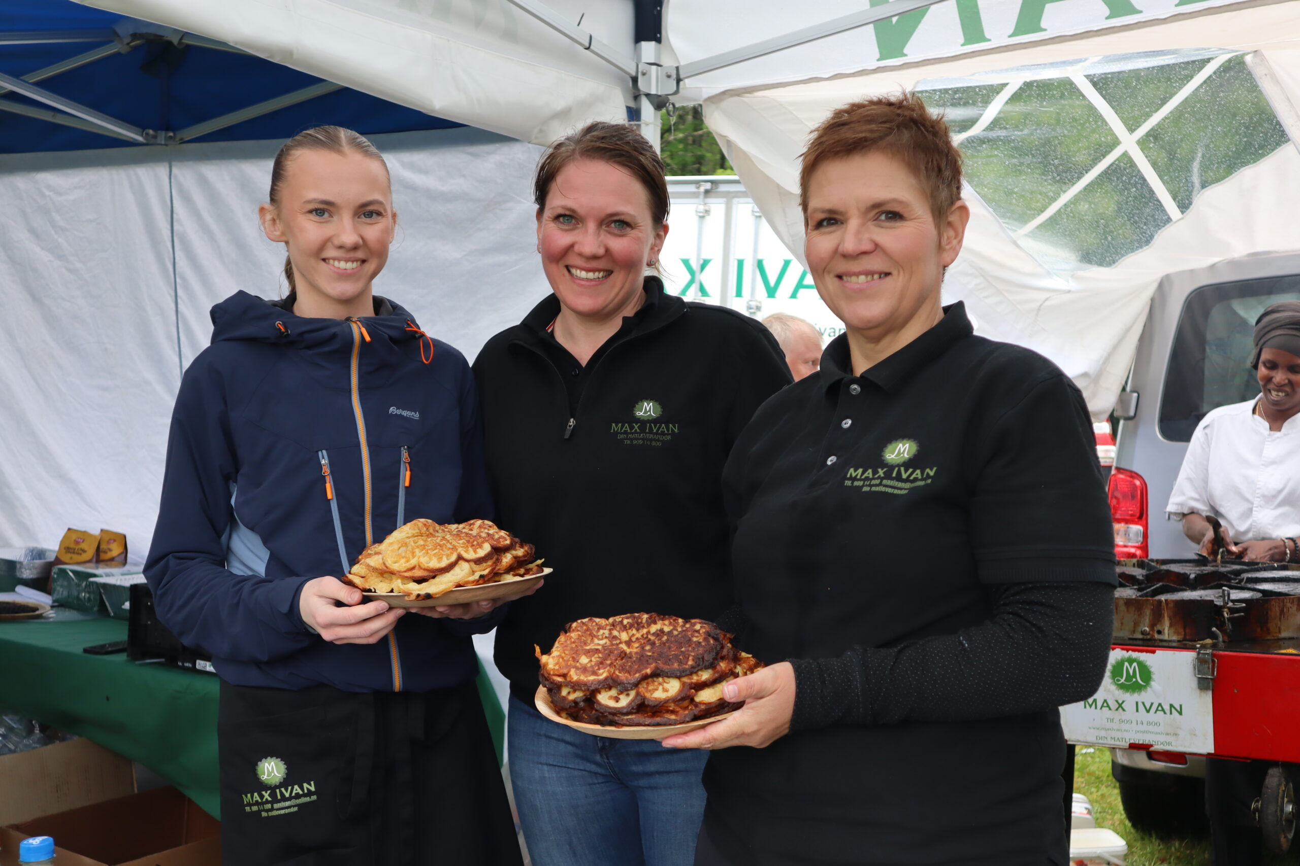 Max Ivan sto for maten: Emma Fjeld (t.v.), Maxine Lindkjølen og Ann Kristin Rogne var noen av de som sto på for å servere gjestene med både varm og kald mat, kaffe og vafler. Og allerede før pausen i Junikveld-programmet, hadde de fått rimelig bra trafikk i matteltet.
– Det har vi hatt. Men vi har ikke solgt så mye is i dag, nei, sier de og ler.