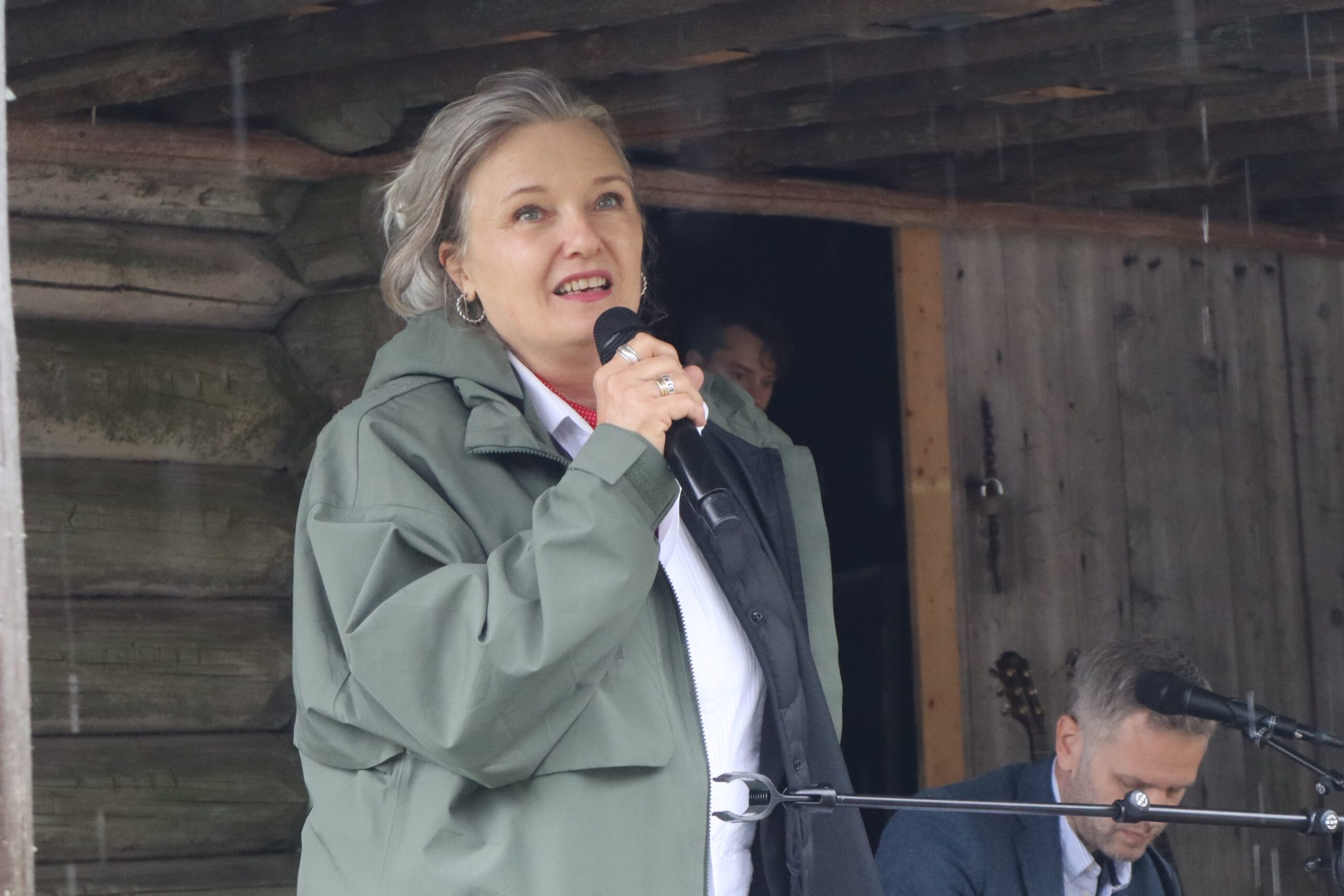 Ingrid Bjørnov fikk publikum både til å kjenne på lattermusklene og bli med på notene under sine innslag.