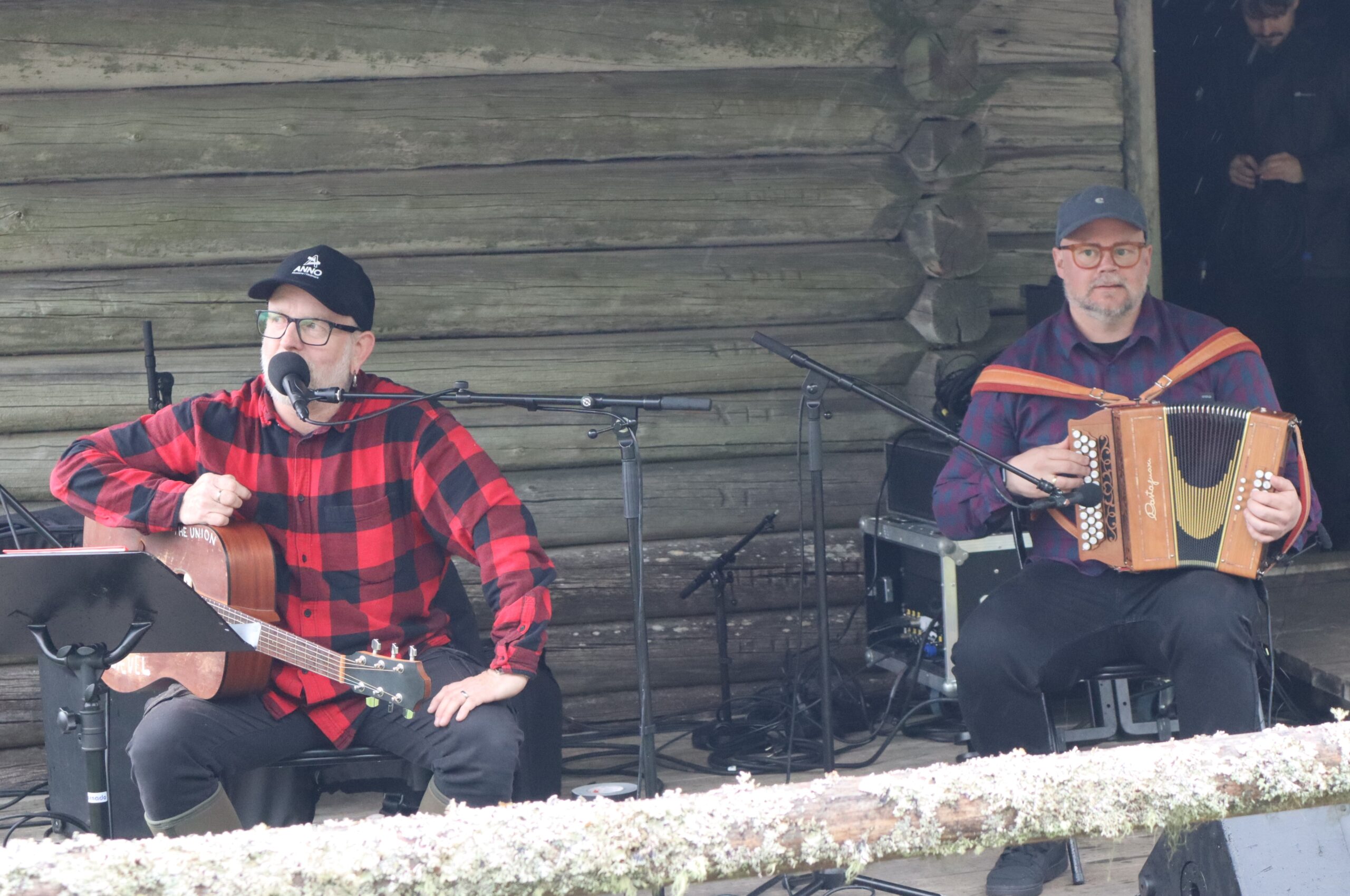 Thomas Øian Mårud (t.v.) og Leif Ingvar Ranøien tok med seg gitar og torader til Junikveld på Oppistun Børli.