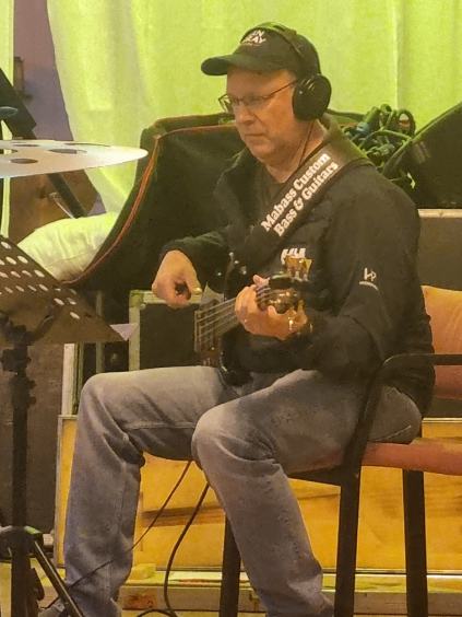 Jan Tore Kraft på bass.
