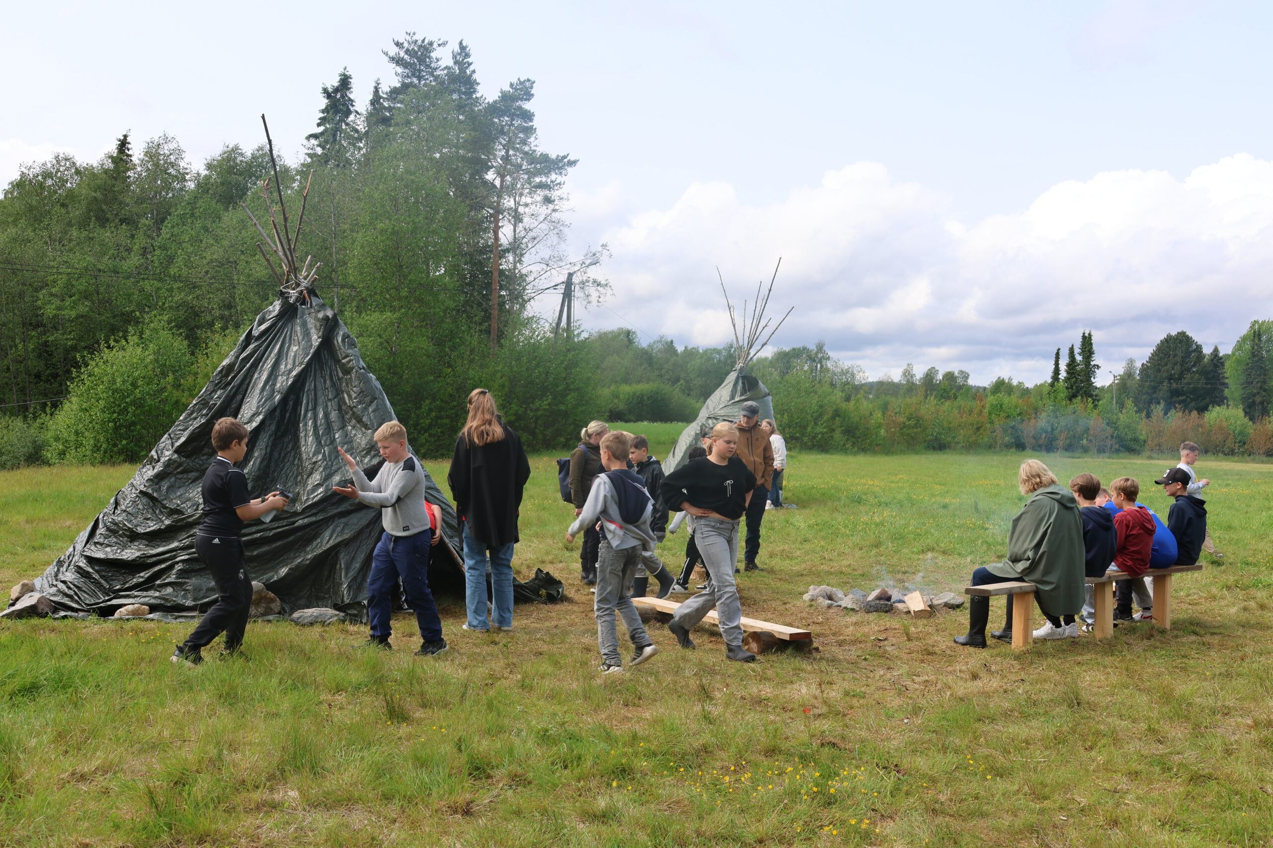 Utegruppa har også rigget en egen leir med lavvo og bålplass.