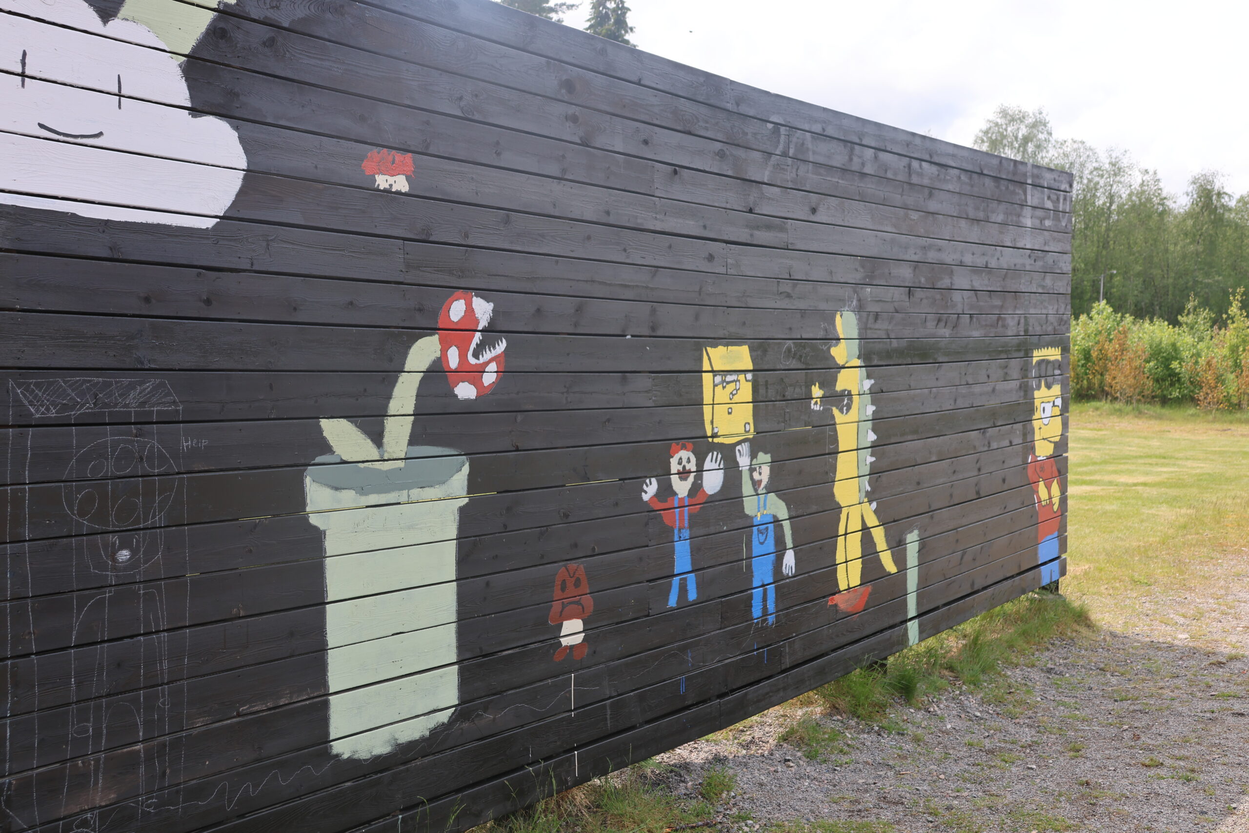 Malegruppa har beiset og pyntet opp denne ballveggen med kjente figurer fra tv-spillenes og tegnefilmens verden. Her er både Mario og Luigi fra det kjente tv-spillet Super Mario Bros og Bart Simpson fra tegnefilmen The Simpsons.