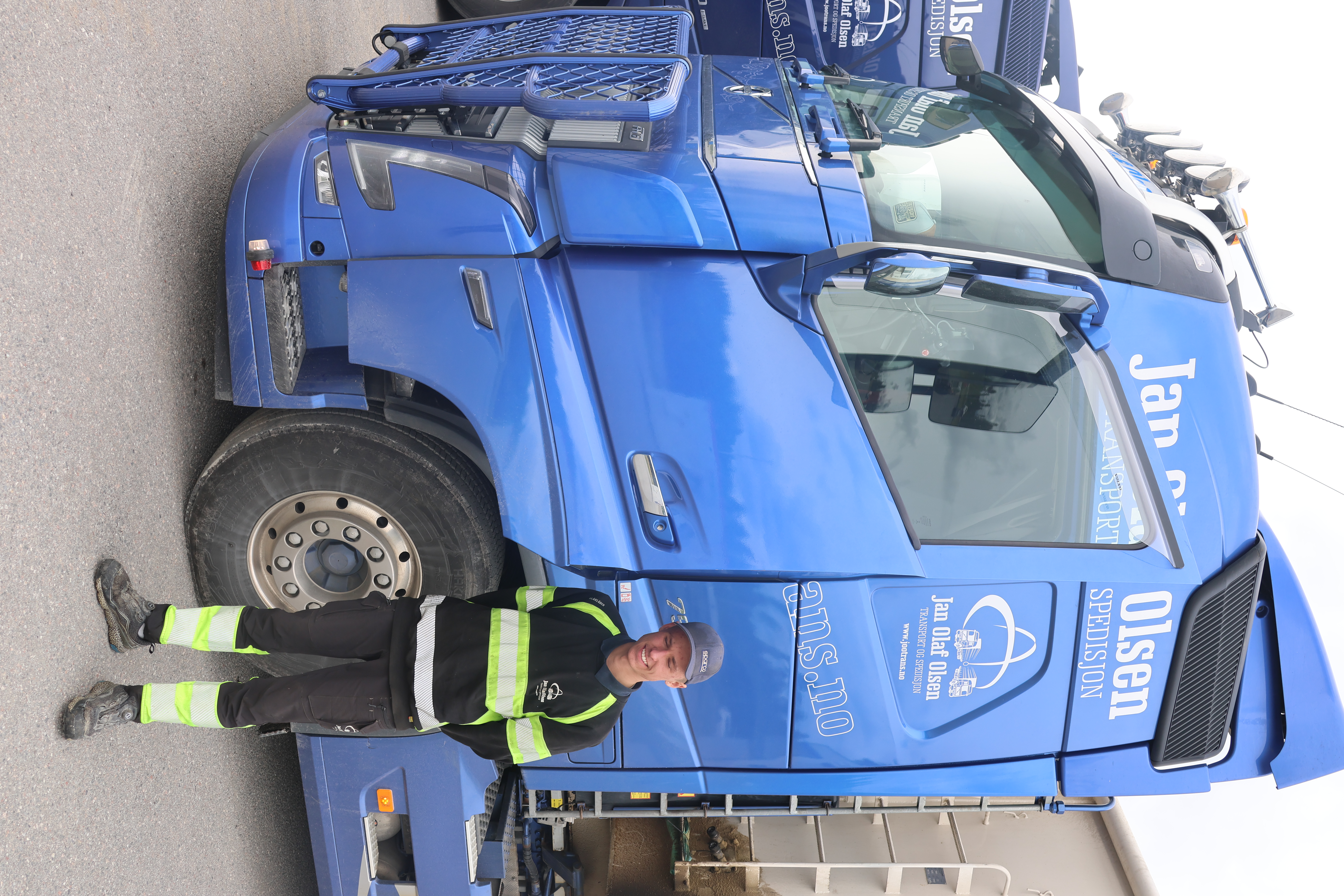 Jan Mathias vil at Volvo-lastebilen han kjører skal se bra ut og bruker mye tid på å holde den ren og pen. Nå er planen å sette litt personlig preg på den etter hvert.