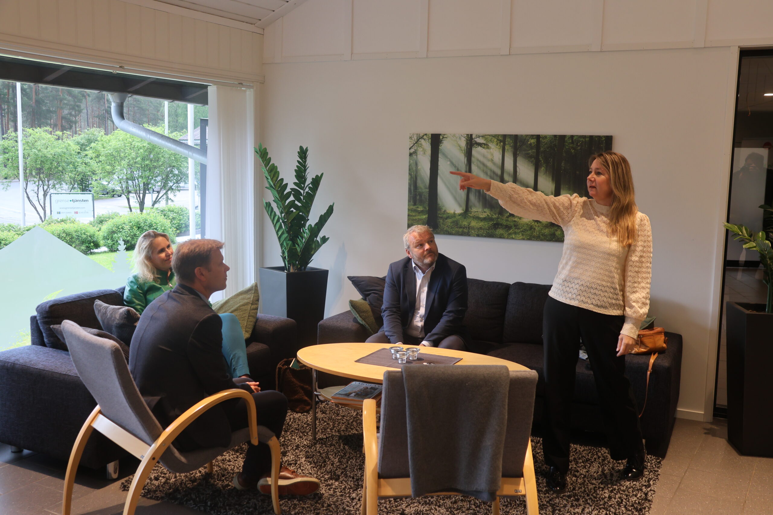 Johan Örnberg, Kamilla Thue, Nils Johansen og Hanna Andersson diskuterer det nye prosjektet.