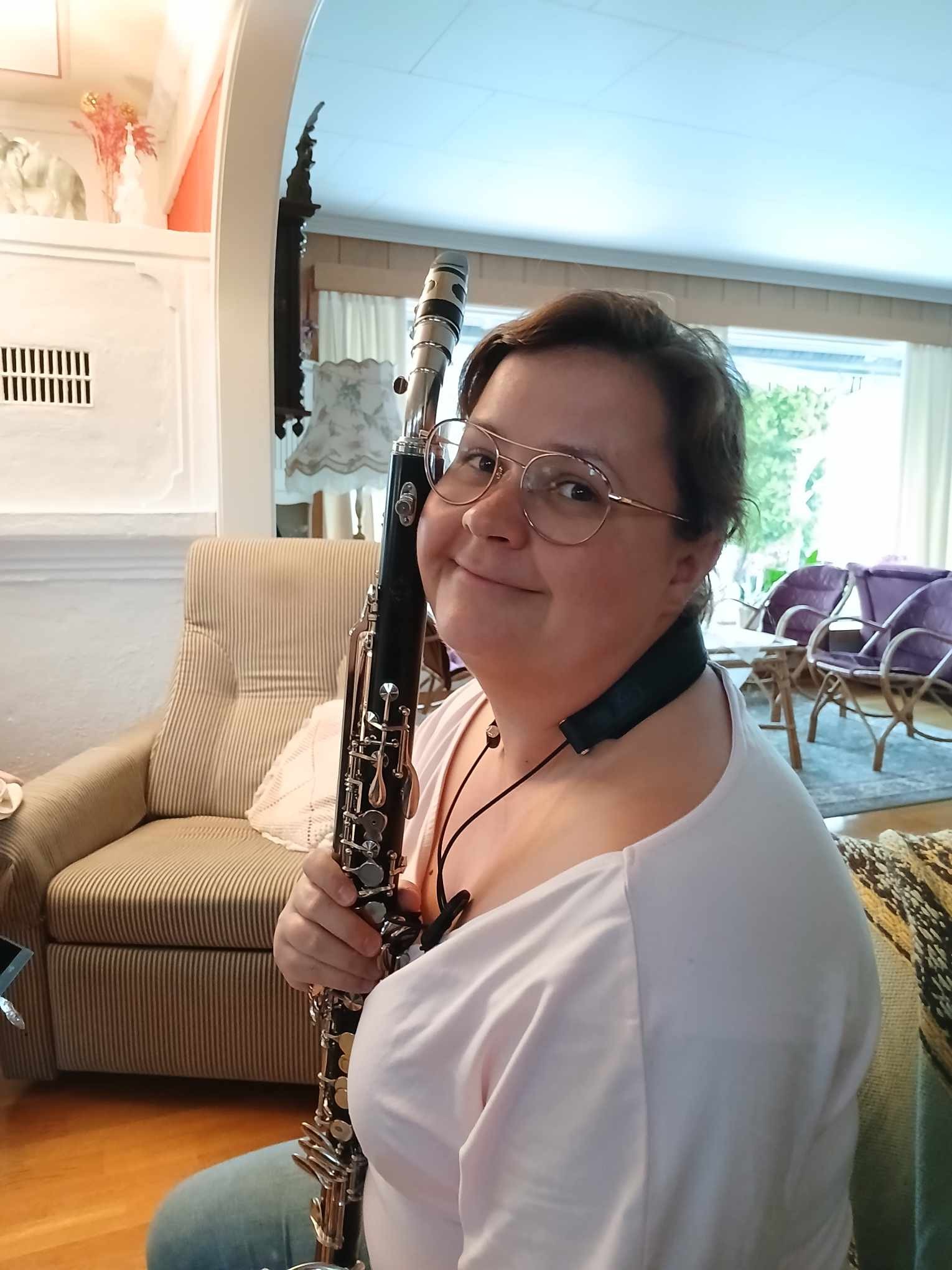 Hilde Jerpseth i Eidskog Klarinettensemble med ensemblets siste anskaffelse, en alt -klarinett kjøpt med støtte fra Sparebankstiftelsen. Klarinetten har fått navnet "Atle the Alt".