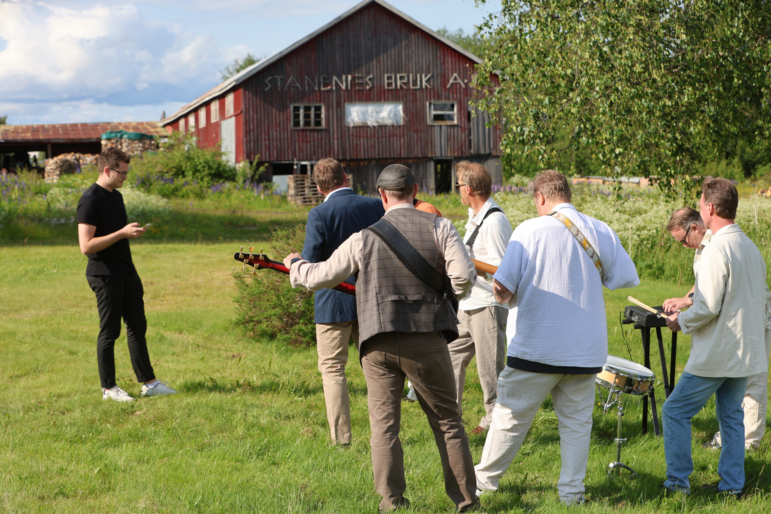 Det er ikke uvanlig at band spiller inn musikkvideoer ved gamle industribygg. I Eidskog velger man så klart gamle sagbruk.