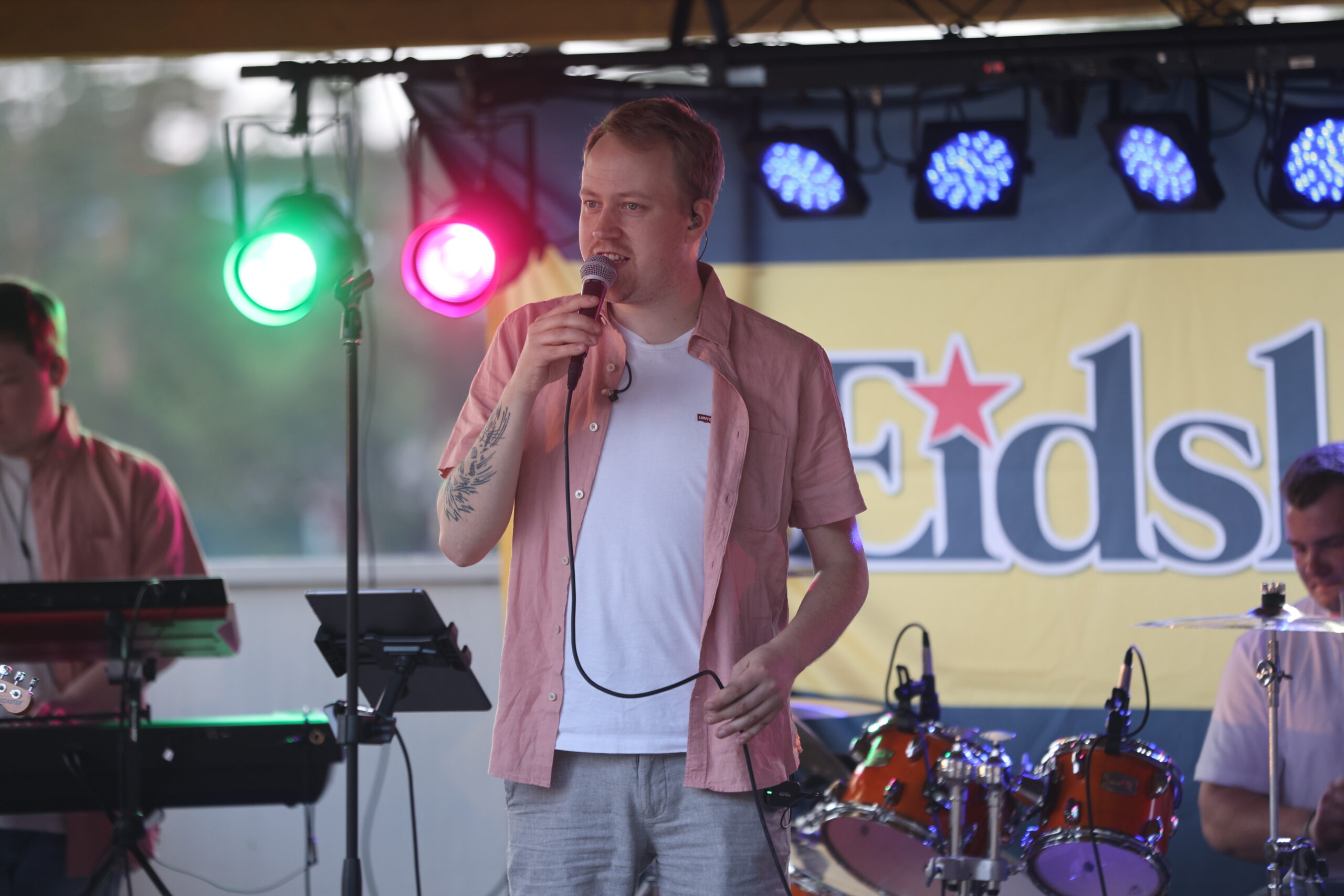 Eidskogarna startet og holdt det gående ute med musikk i pub'n.