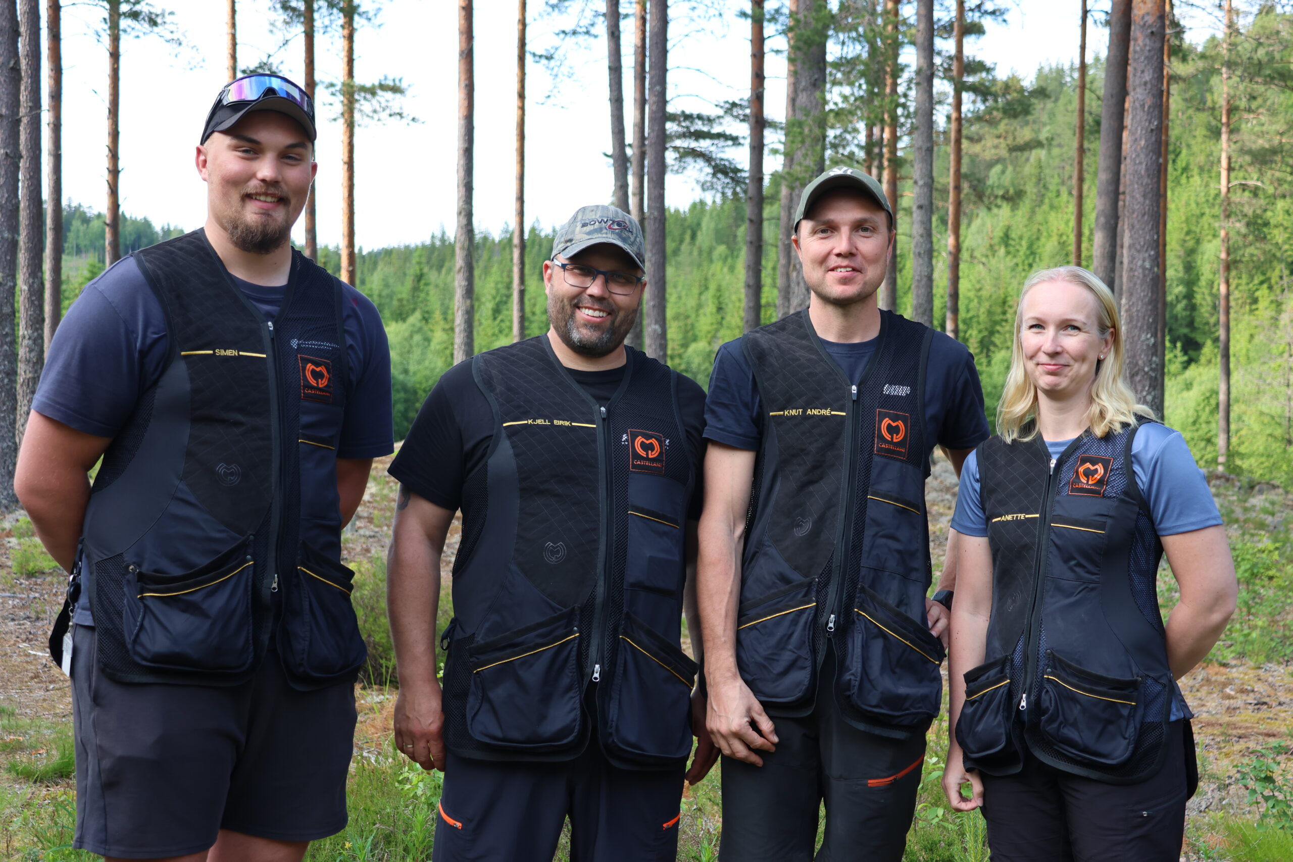 Trenerteamet består av Simen Slaastad, instruktør, Kjell Eirik Slaastad, ungdomsansvarlig, Knut Andre Holøien, trener og Anette Storeskar, trener. Sammen er de trenerteamet i Eidskog Jeger og Fiskeforening.