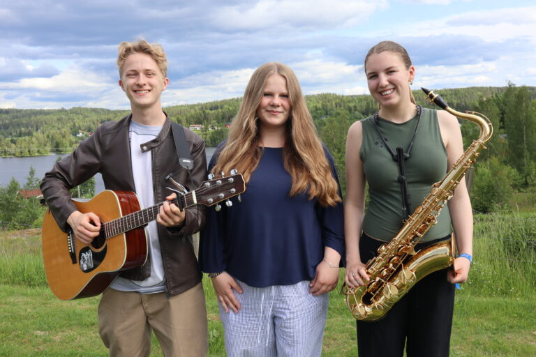 Eidskogbandet Burning Hills består av Viljar Johan Walter (15) på gitar og piano, Kilma Ilagsmund Hauer (15) som vokalist og Leonie Pernille Bergersen (15) på saksofon og piano.