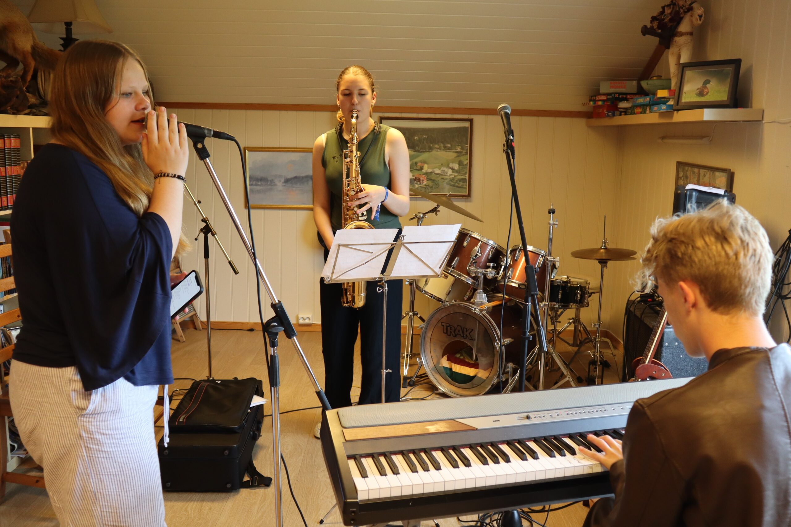 Kilma Ilagsmund Hauer, Leonie Pernille Bergersen og Viljar Johan Walter øver til konserten.