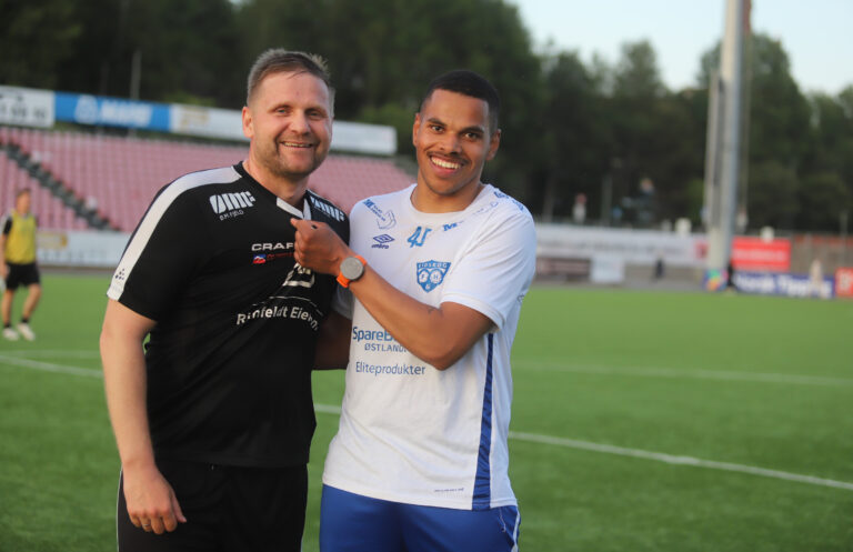Vinger FKs Fredrik Langfoss (t.v.) måtte innse at Henrik Kjellstrøm Touray og Eidskog ble for sterke.