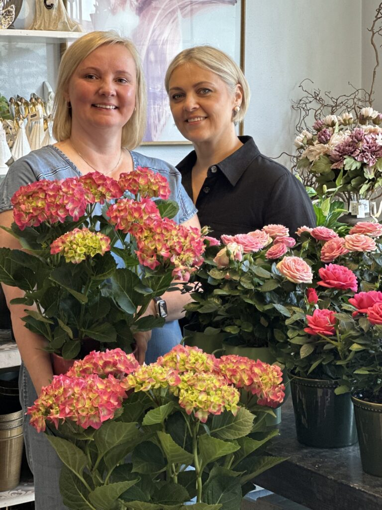 Hedvig Bonnerud og Alina Halvorsrud har sammen med Rasa Saltiene nok å gjøre i blomsterbutikken på Skotterud når hager skal pyntes med uteplanter.