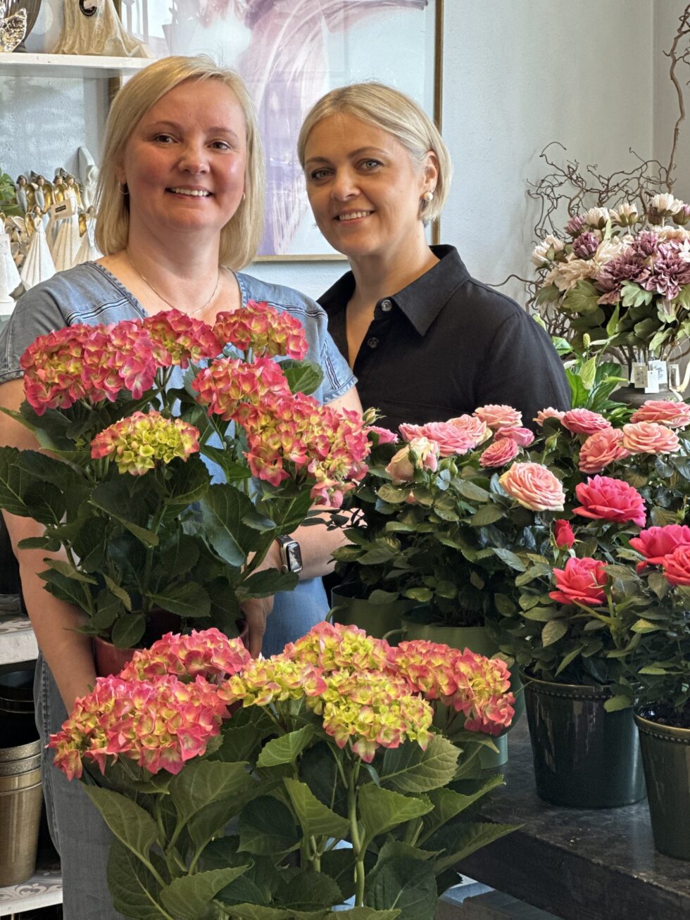 Hedvig Bonnerud og Alina Halvorsrud har sammen med Rasa Saltiene nok å gjøre i blomsterbutikken på Skotterud når hager skal pyntes med uteplanter.