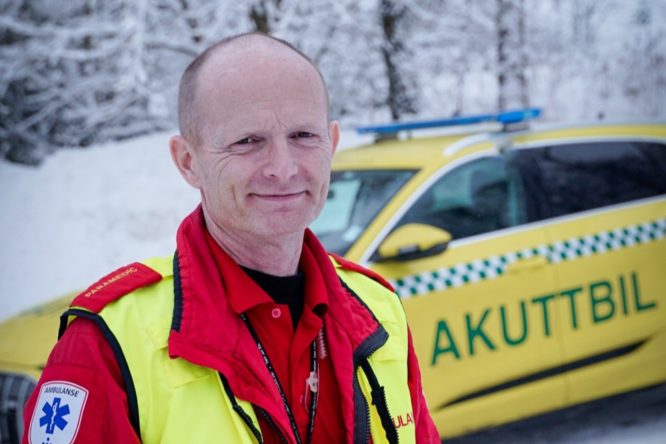 Knut Aagard-Nilsen er med flere ambulansepersonell kritiske til at Oslo universitetssykehus velger å redusere ambulansekapasiteten på sommeren.