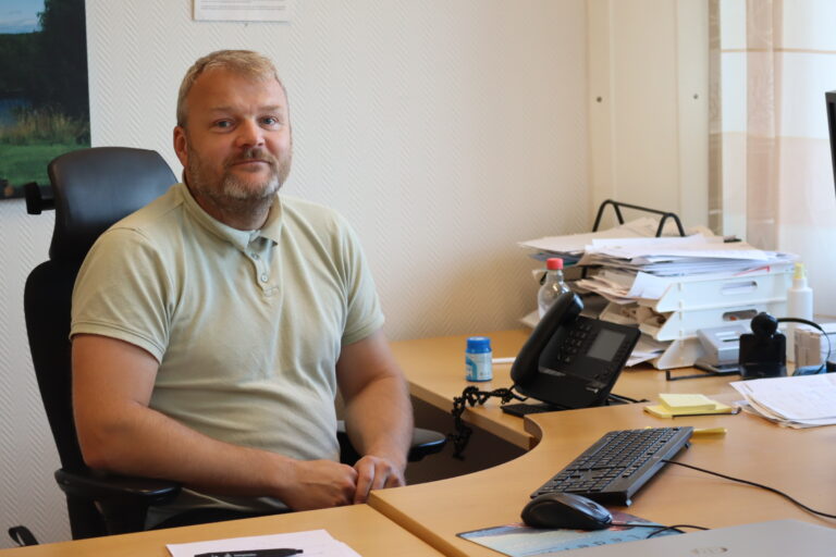 Kommunedirektør Nils Johansen orienterer om hva ROBEK betyr for Eidskog kommune og hvilke tiltak som må gjøres for å komme ut av ROBEK.