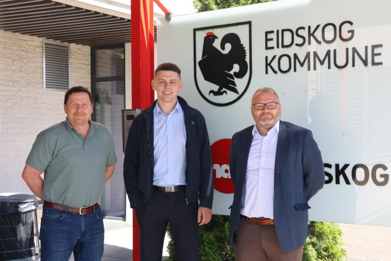 Den nye stillingen som eiendomsutvikler i Eidskog kommune skal ligge under enheten teknikk, plan og næring og kommunalsjef Steinar Grønnerud (f.v.) blir Tonko Andersens nærmeste sjef.. Kommunedirektør Nils Johansen gleder seg over ansettelsen av en eiendomsutvikler og sier at det skal bli bra å ha en som kan jobbe kontinuerlig med disse oppgavene.