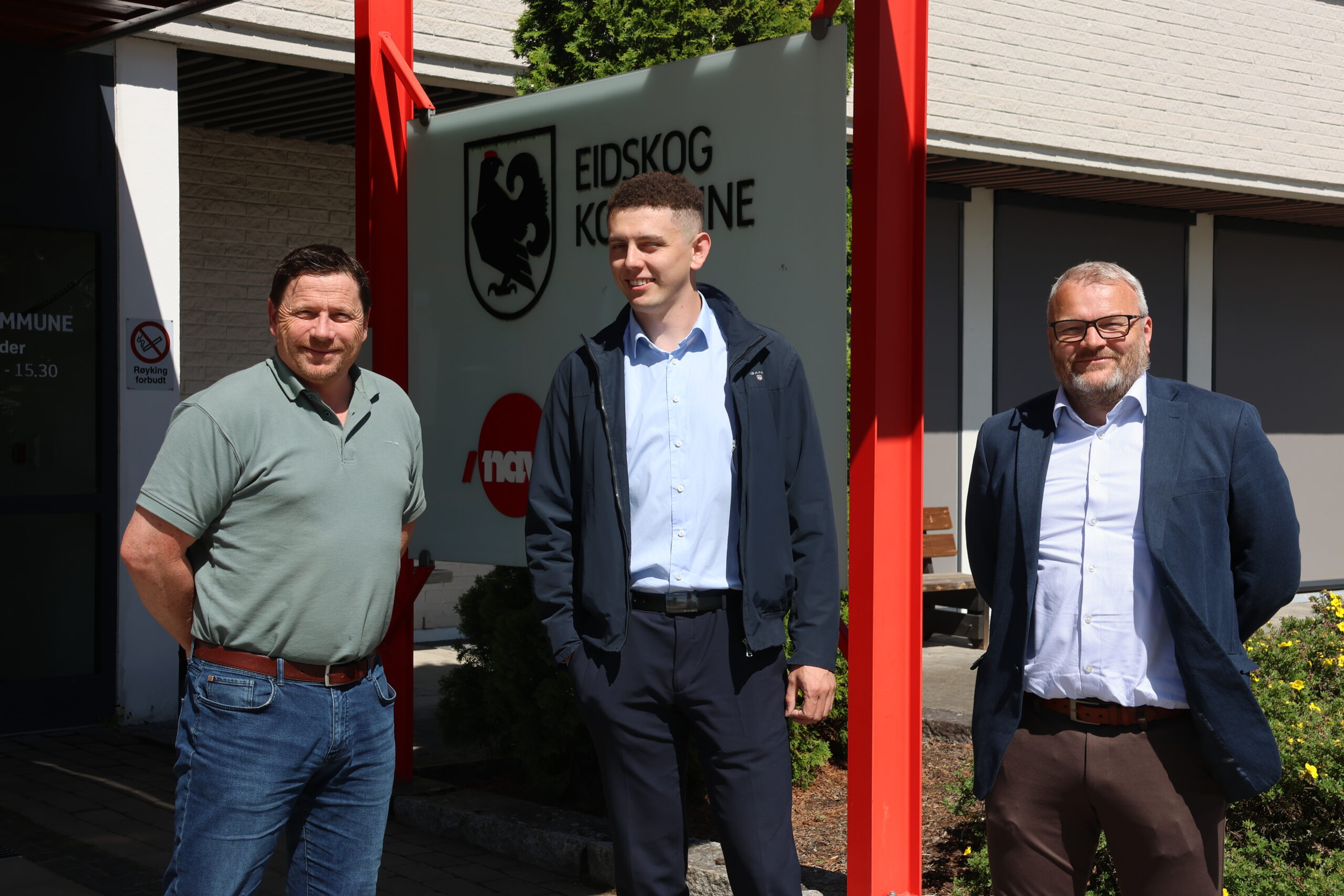 Tonko Andersen ( i midten) besøkte tirsdag det som blir hans nye arbeidsplass fra august. Kommunalsjef Steinar Grønnerud og kommunedirektør Nils Johansen tok imot.