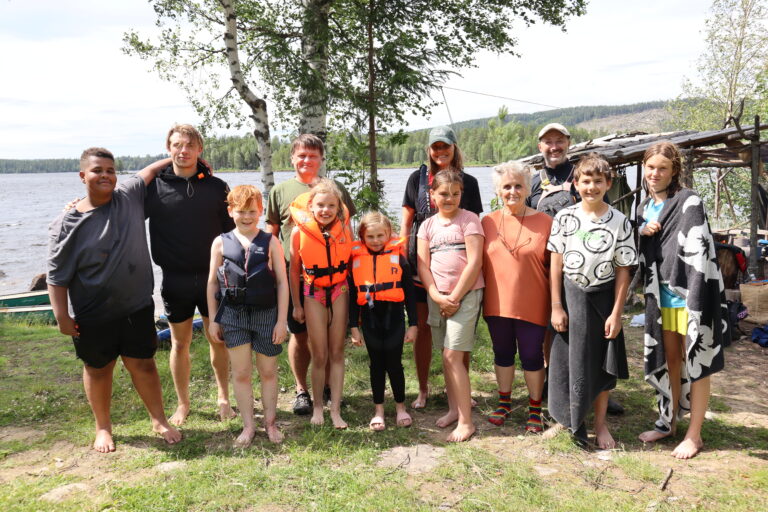 Fra venstre:
Leon Haaland (12), Theodor Taihaugen, Hroar Aleksander Gomsrud (12) pappa Espen Gomsrud (bak), Jessica Delviken (9), mamma Marianne Delviken (bak), Ingeborg Sofie Strengelsrud (8), Cassandra Brekke (10), Eirin Østby (bestemor til Cassandra og Noah), Knut Egil Bekkevold (bak), Noah Mangseth (11) og Synne Nordby (12).