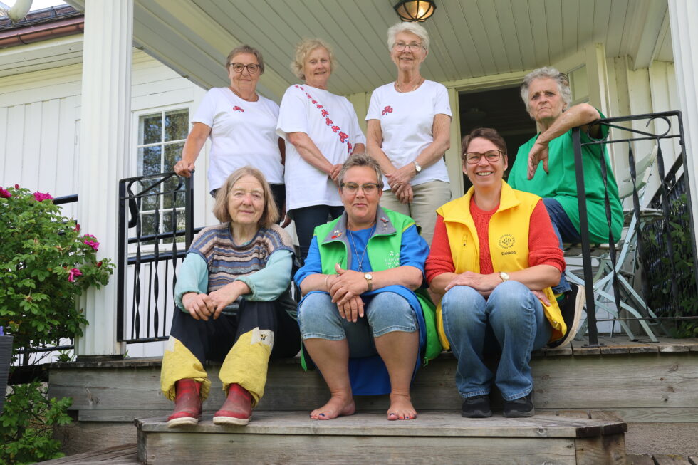 Eidskog Museums- og historielag, Eidskog Sanitetsforening, Eidskog bygdekvinnelag og Diakoniutvalget i Eidskog skaper en fin møteplass på Matrand i sommer. Foran fra venstre: Jorun Engen, Mona-Teresa Vandrer og Desiree Nordseth Bergersen. Bak fra venstre: Tora Bjerknes, Anga Sæthern, Beate Aronsen og Eirin Østby.