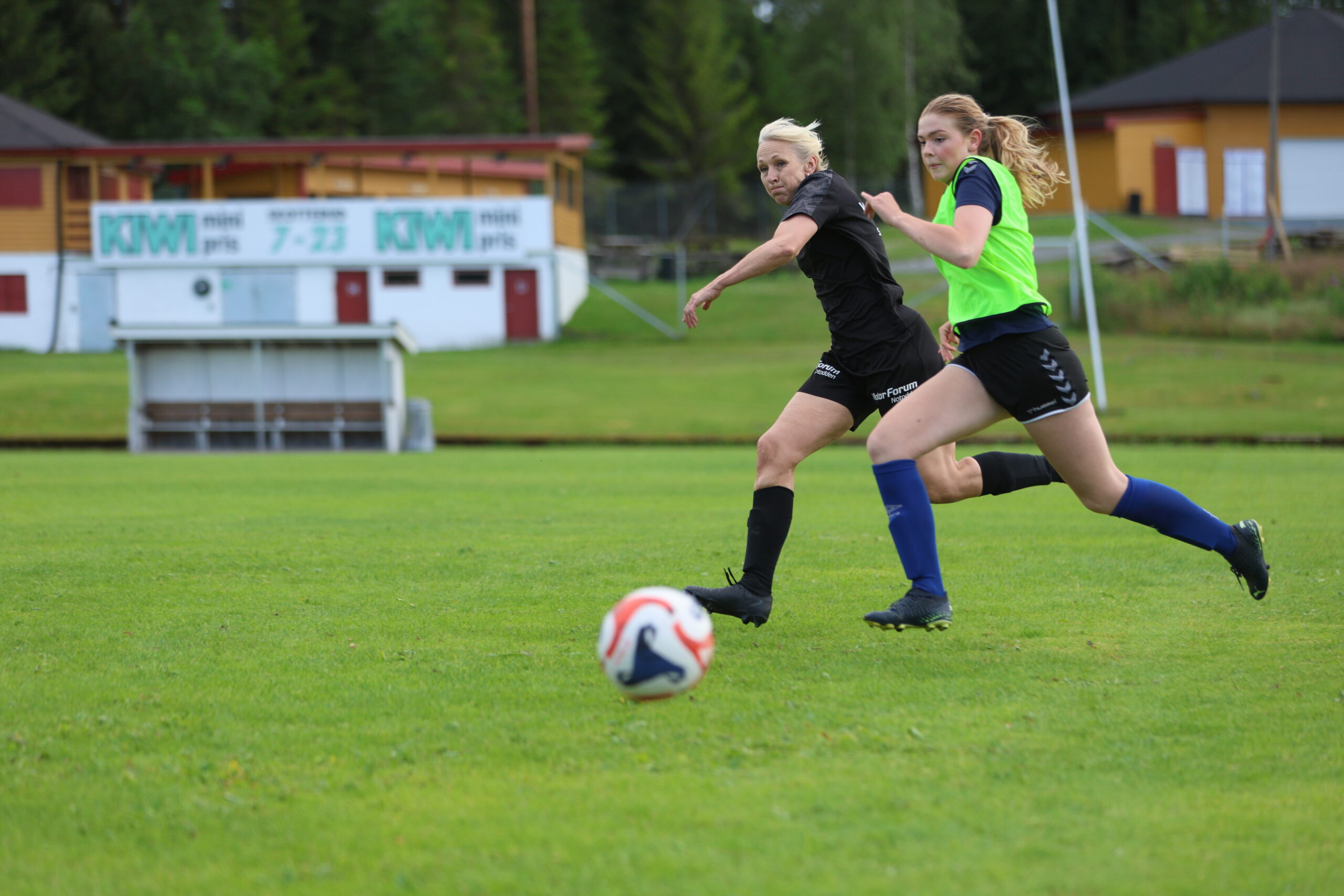 Liv Birgit Tobiassen og Nilsine Brudberg var på hvert sitt lag på treningen før landskampen. Lørdag kler de begge seg i rødt.