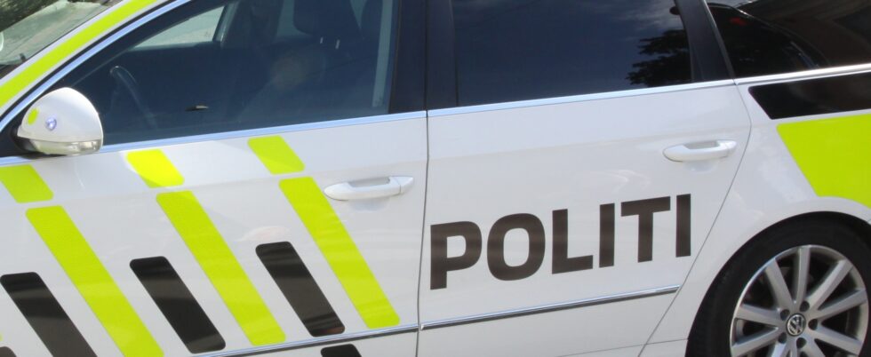 Nødetater er på stedet på en ulykke på personbil og en lastebil.