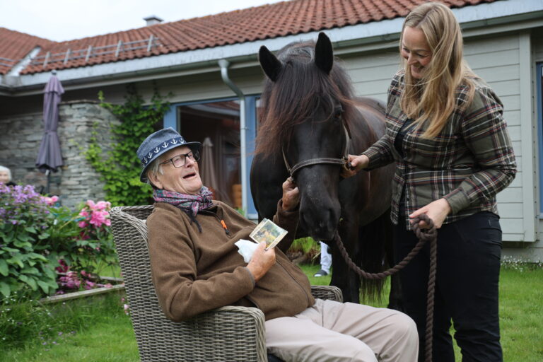 Kai Utgården er en av beboerne som bor på Koppangtunet. Han ble ekstra glad for å kunne hilse på hesten Jojo. Her geleidet av Ida Marie Huse Gulbrandsen.