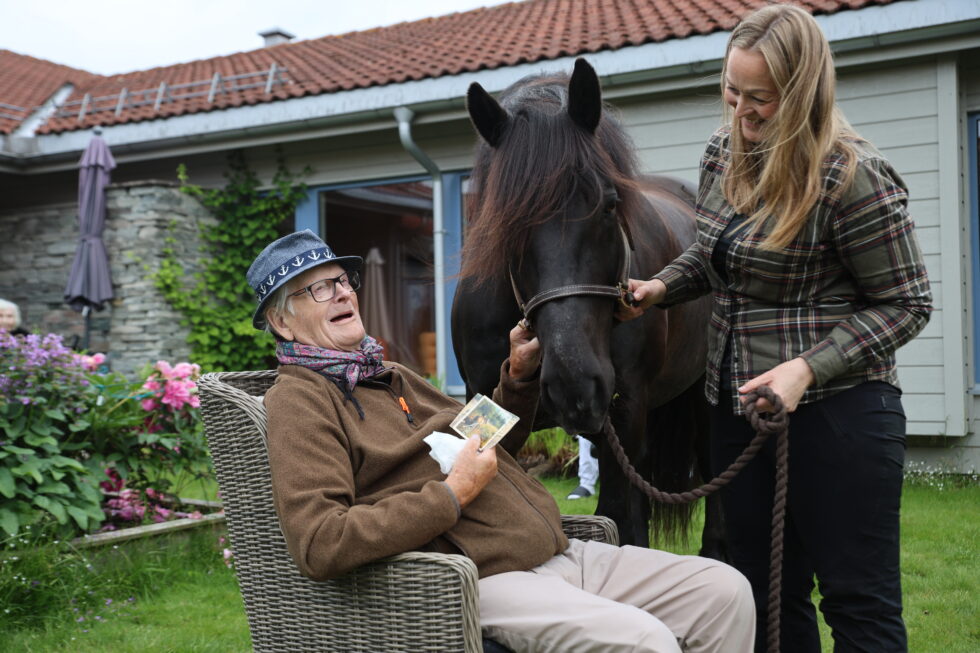 Kai Utgården er en av beboerne som bor på Koppangtunet. Han ble ekstra glad for å kunne hilse på hesten Jojo. Her geleidet av Ida Marie Huse Gulbrandsen.