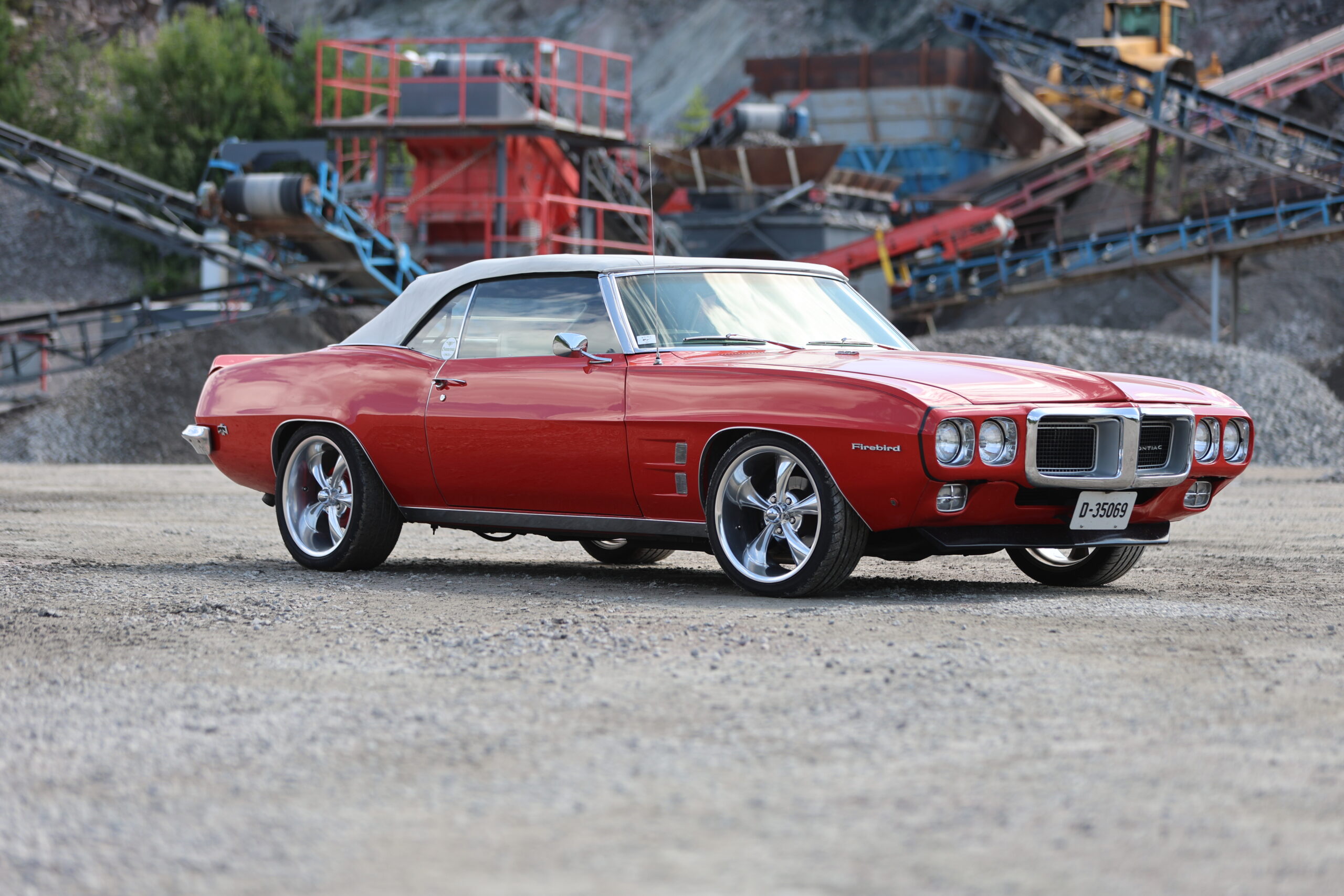 Pontiac Firebird ble presentert for det amerikanske bilmarkedet i 1967 og skulle ta opp kampen mot blant andre Ford Mustang som hadde solgt flere hundre tusen biler i løpet av de første årene bilen hadde vært på markedet.