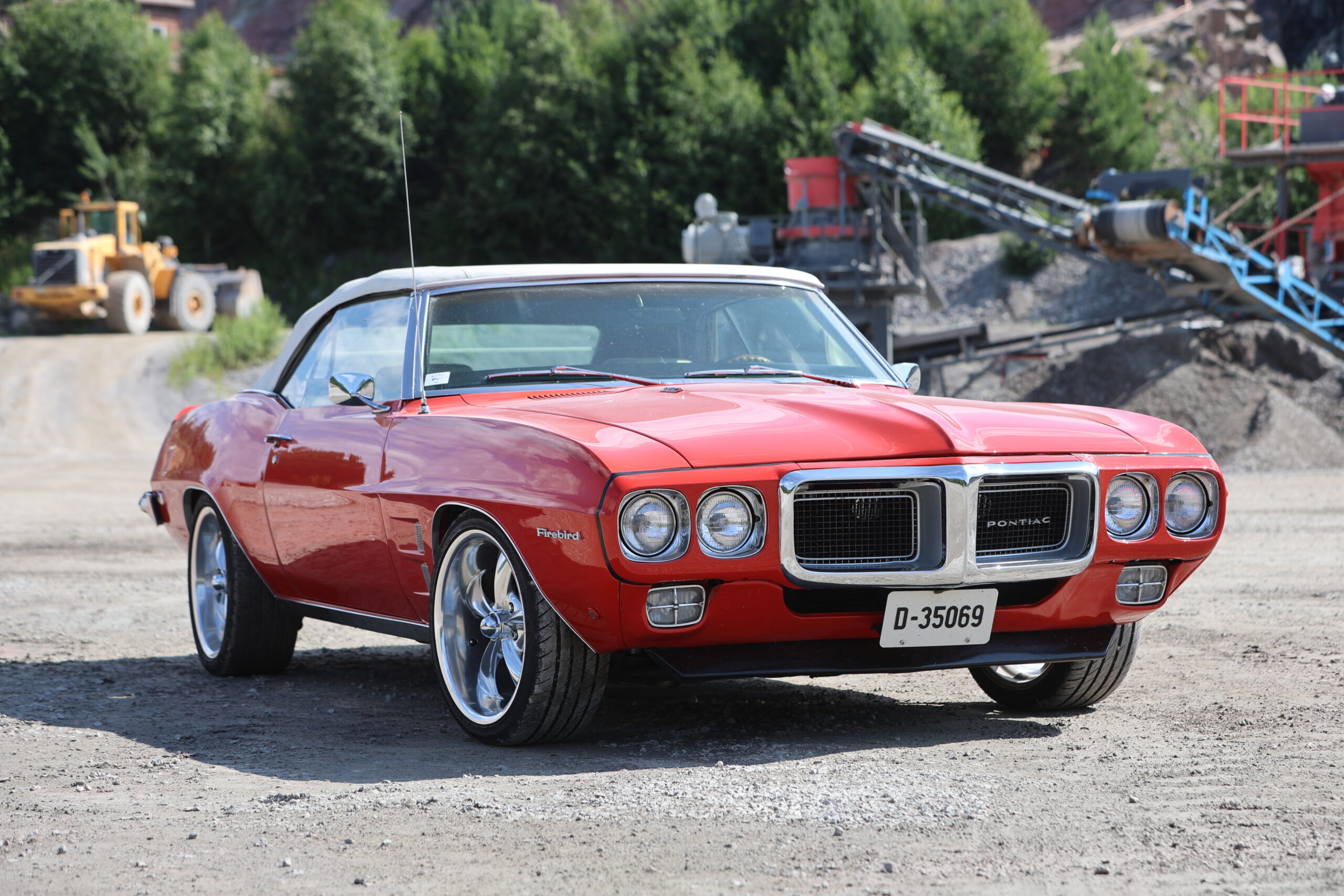 Bilen bærer tydelige preg på å være inspirert av sitt "søskenbarn" Chevrolet Camaro.