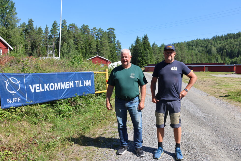 Vidar og Bjørn Huse er to av mange frivillige som ønsker velkommen til NM i elgbane på Revlemoen fra mandag 14.til lørdag 19. juli.