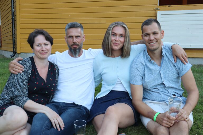 Hanna Myrvold (t.v.), Steinar Skjelhaugen, Dorthe Skjelhaugen og Anders Brynildsen storkoste seg med å høre på Caitlin Palm, men gledet seg også til å slå seg løs på dansegulvet foran Lasse Stefanz.