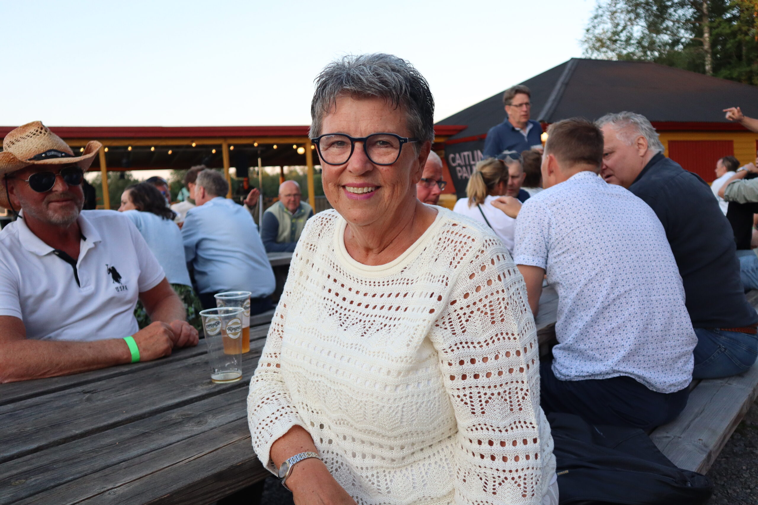 Hilde Krogstad er vokst opp med Lasse Stefanz, men å høre dem i Skøttru’parken er en spesiell opplevelse.
– Dette blir første gangen, faktisk! Jeg er oppvokst med både danseband og Lasse Stefanz, men jeg har aldri vært på konsert med dem før. Så vi har reist fra Lillestrøm for å se dem live i dag, forteller hun entusiastisk.