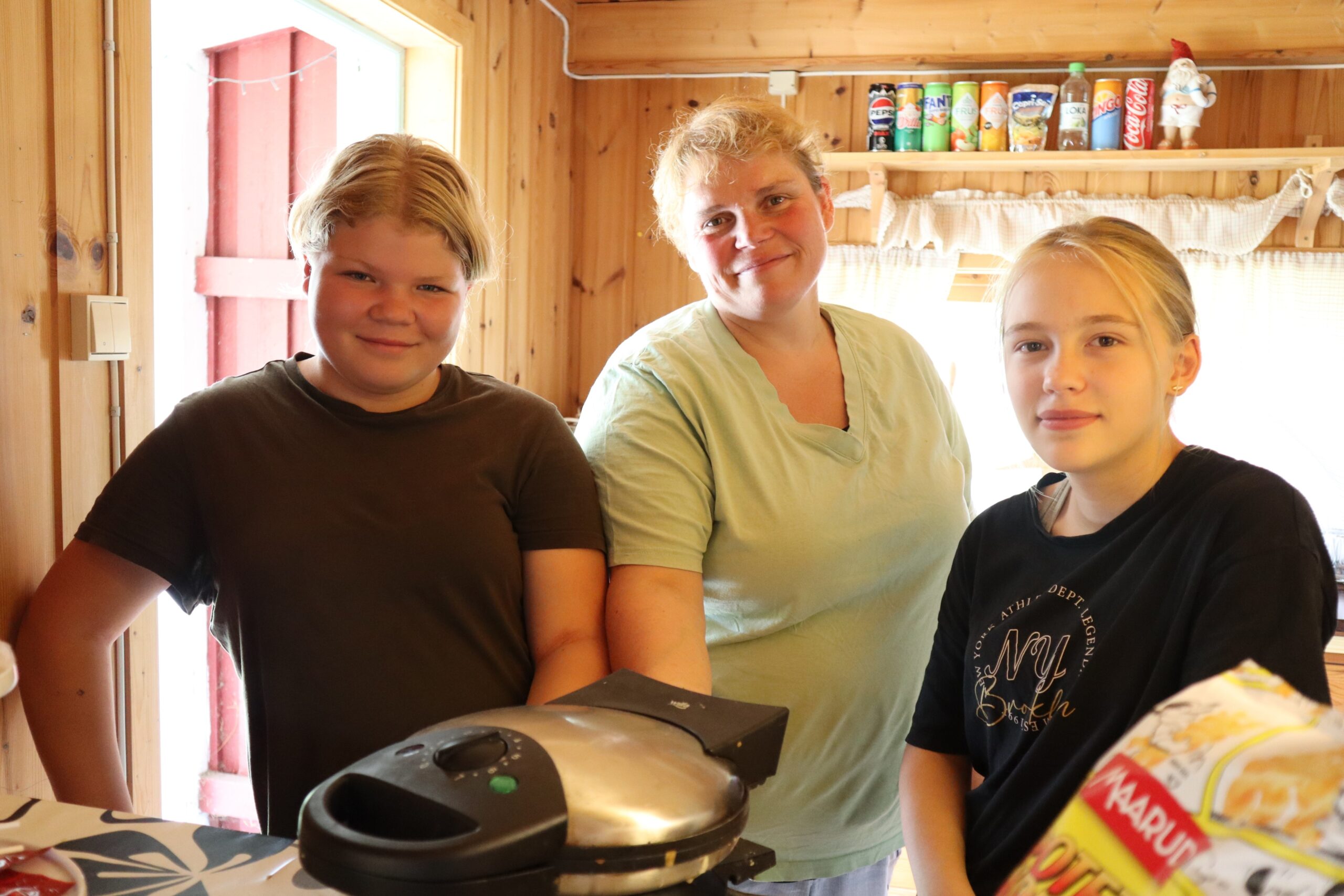 Sommerkiosken ved den populære badestranda på Holseter ved Søndre Øyungen er åpen for sesongen, og kioskgjengen håper på mange besøkende gjester i år også. F.v: Ingrid Pramm-Rustad, Ingegerd Pramm Platek og Emilie Bergkvist Palmesen.