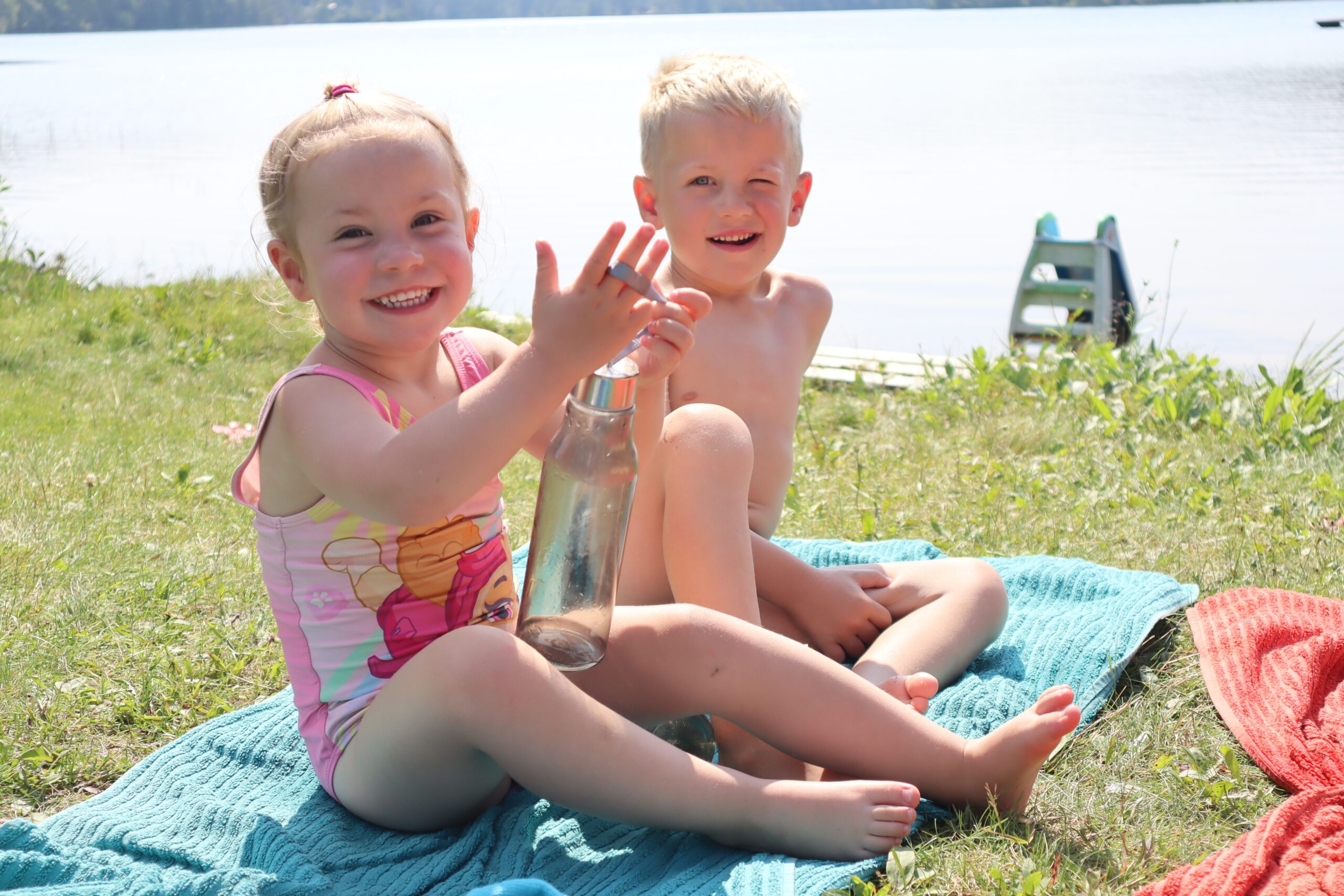 Erle og Emil Dahl Stevik storkoser seg på Søndre Øyungen, og gleder seg til is fra sommerkiosken.