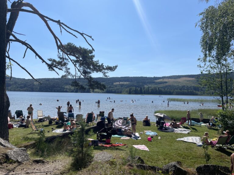 Varme og deilige dager ved Sigernessjøen. Torsdag ettermiddag hadde mange funnet veien til den populære badeplassen da det var 30 varmegrader.
