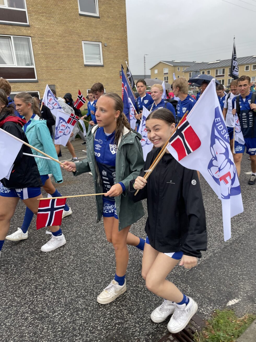 Regnvær da Dana Cup ble offisielt åpent, men humøret var på topp hos spillerne i Eidskog Fotball