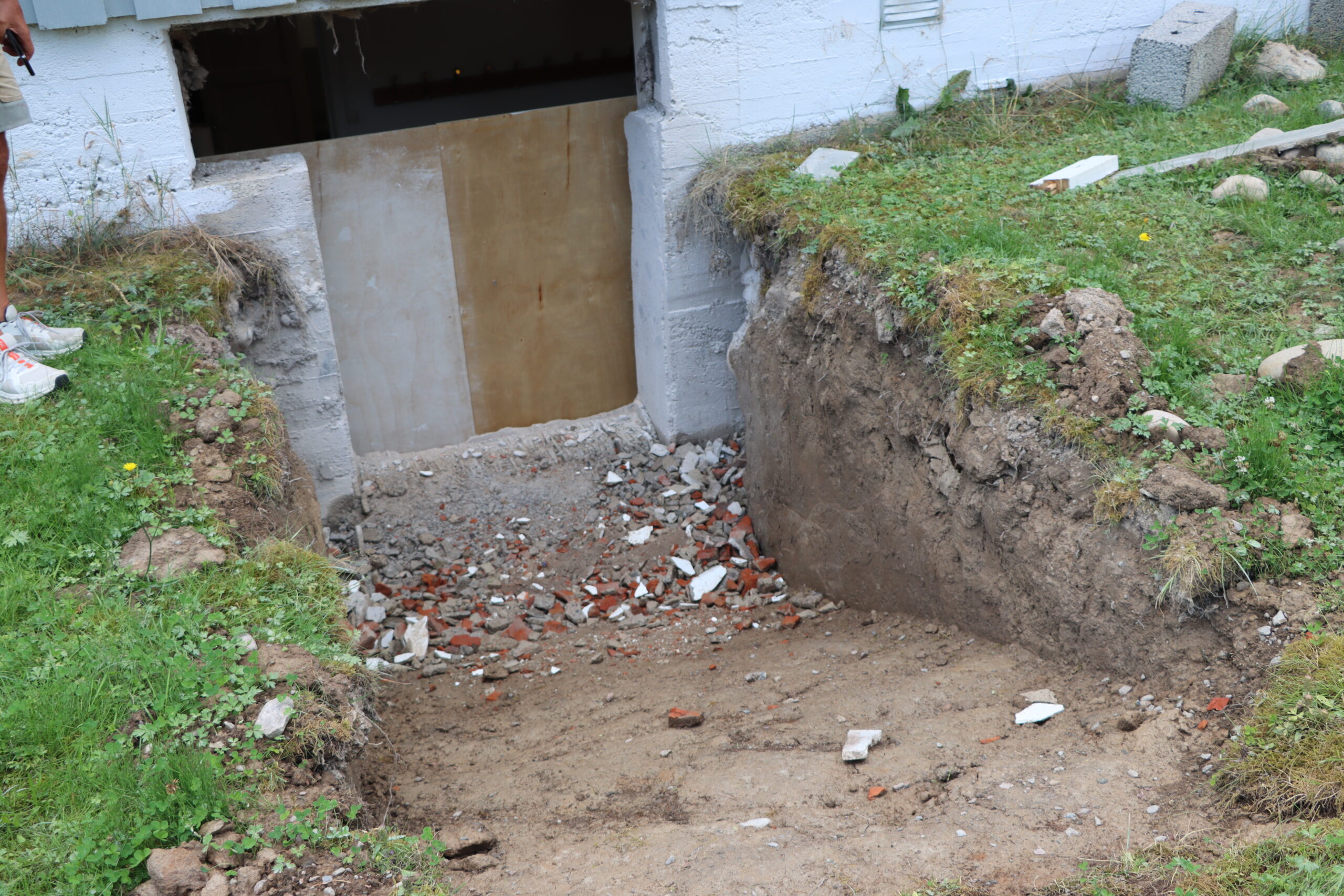 Det har blitt gravd ut en nødutgang fra guttegarderoben.