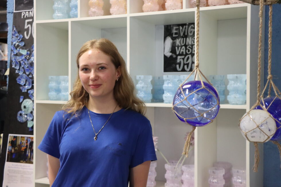 Linn Emilie Sørlie (18) stortrives på Magnor Glassverk.