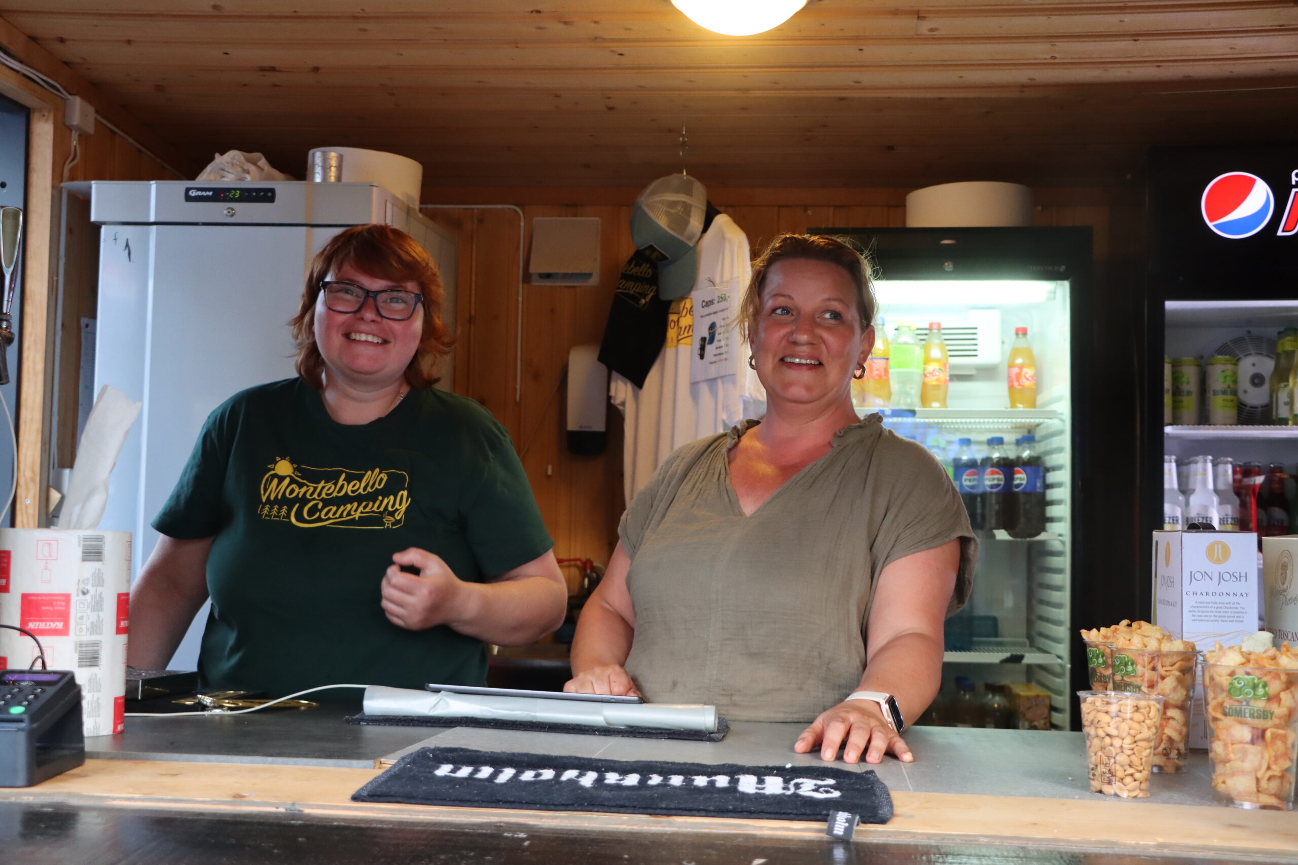Johanna Persson og Dorthe Møller serverer drikke og snacks til gjestene.