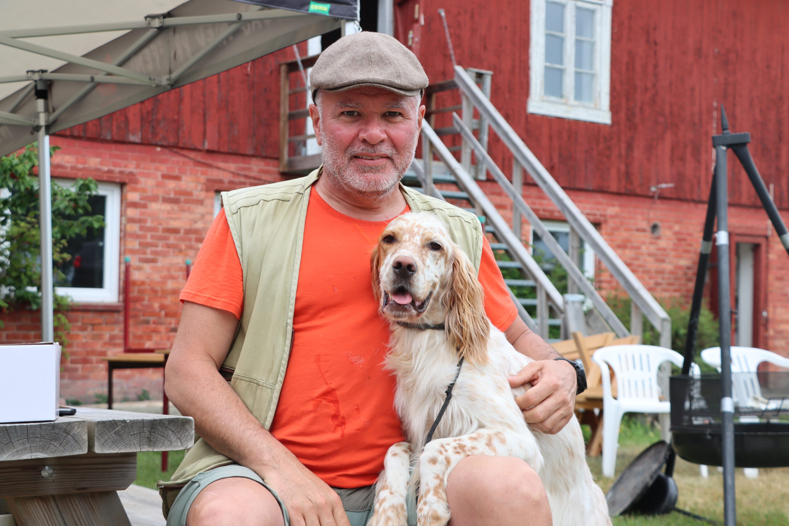 Svein Kvåle har oppkalt hunden sin etter Alexandria Ocasio-Cortez, som er en kjent motstander av Donald Trump.
