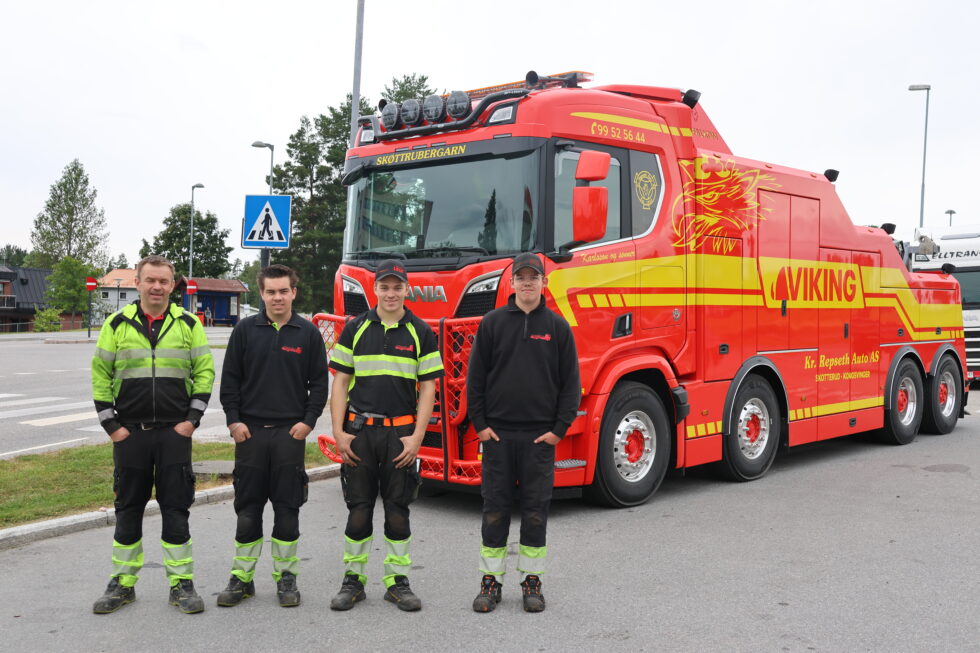 Lars Erik Karlsson (f.v.), Magnus Karlsson, Kasper Karlsson og sommervikar Oskar Grosberget viser frem "Skøttrubergarn"..