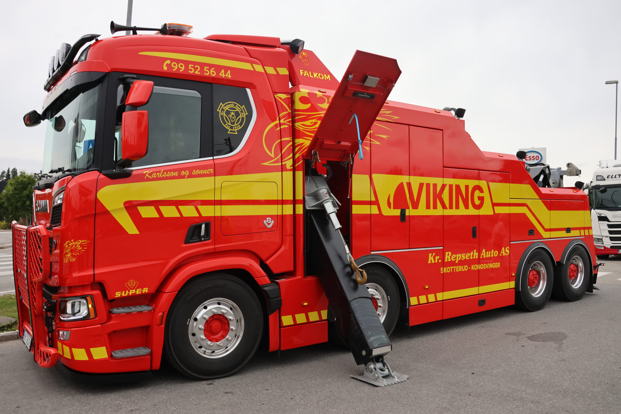 Scania R660 er bygget hos Scania i Nederland og karosseriet er bygget hos Falkom som også holder til i Nederland.