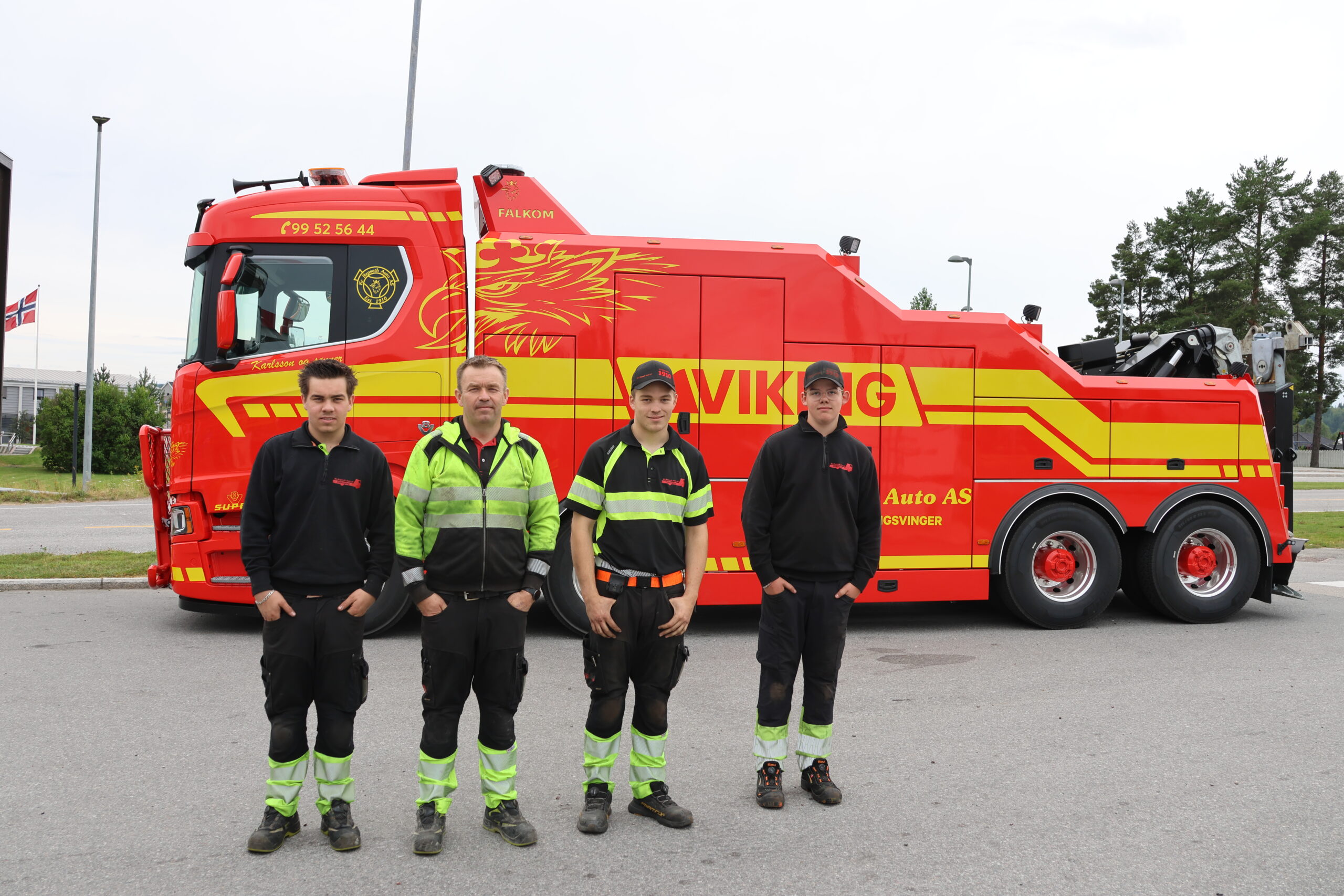 Magnus Karlsson, Lars Erik Karlsson, Kasper Karlsson og sommervikar Oskar Grosberget viser stolte frem den nye 26 tonn tunge doningen til KR Repseth Auto.