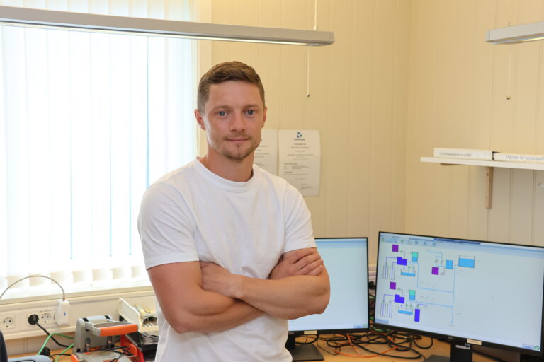 Mattias Kristiansson, daglig leder i Kroksjøen Vannverk, forteller at de har isolert bruddet til et mindre område og er i gang med å finne selve bruddet.