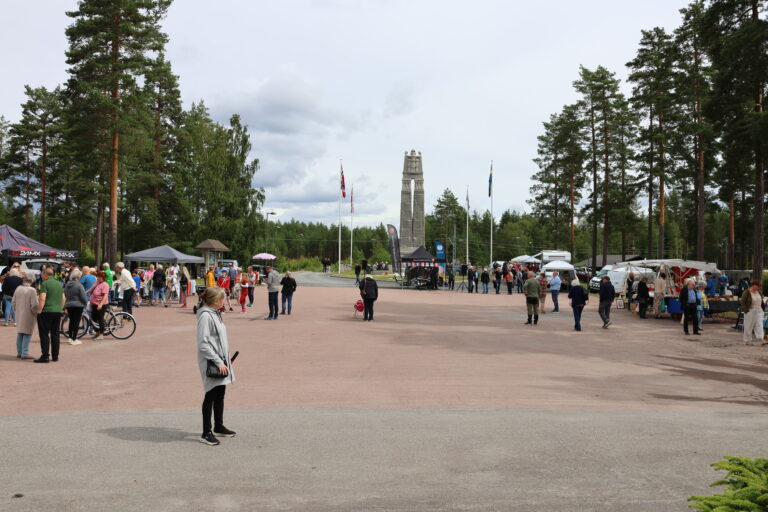 På hver sin side av grensegata gikk handelen livlig da Foreningen Norden arrangerte Marked på grensen i fjor. I år er det ventet enda flere utstillere til markedet lørdag 16.august.