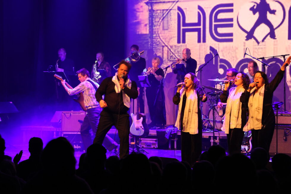 Det var god stemning i et fullsatt Rådhus-teater sist gang For The Heart Band spilte der. På lørdag kommer bandet tilbake for å holde ny konsert.